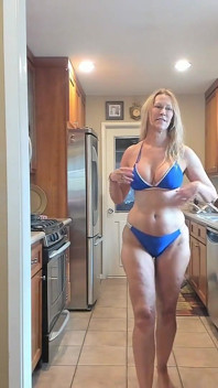 Mini sfilata di moda in bikini