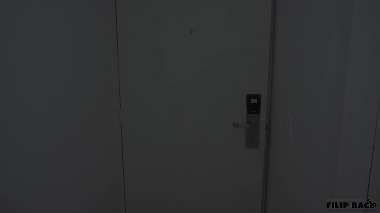 Filip Baco: 電話中毒者は、私たちが彼女の前でファックしていることに気づいていません