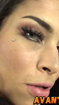 Travesti de lujo masturbándose