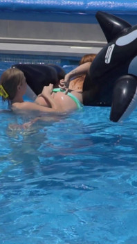 Awek lesbian sedang berseronok di kolam dengan jerung kembung