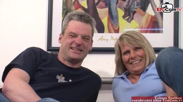 德国熟女家庭主妇在试镜期间说服她的丈夫玩2男1女3P