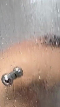 ラテン系女性の入浴は強い濡れたオーガズムで終わります