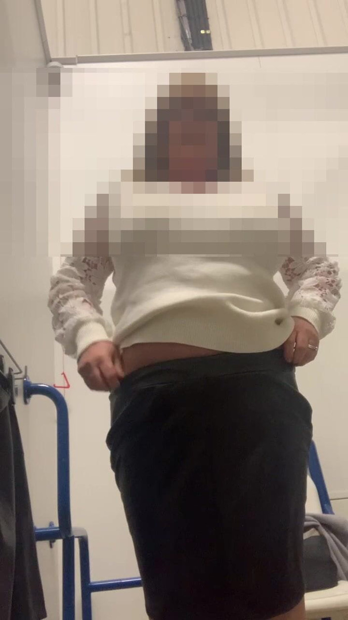 Julie Cunningham: Julie in M&amp;s Umkleidekabine - keine Höschen unter dem rock, Sitzt...