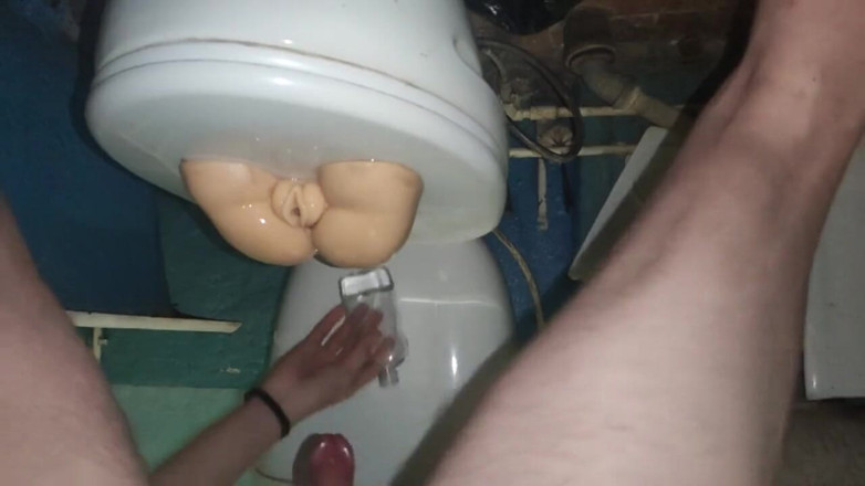 Rim Dick: Tuvalette bir oyuncakla sert seks
