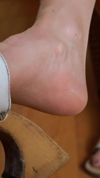 Langsamer absatz, baumelnde Asmr - Holzschuhe, weiche nylongeräusche