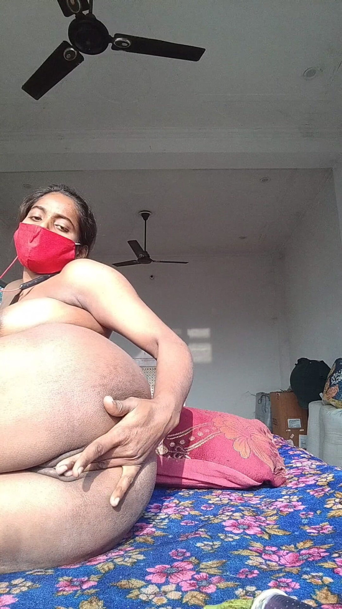 Anuttar: Awek desi berkongkek keras dengan dildo dan merintih lebih kuat