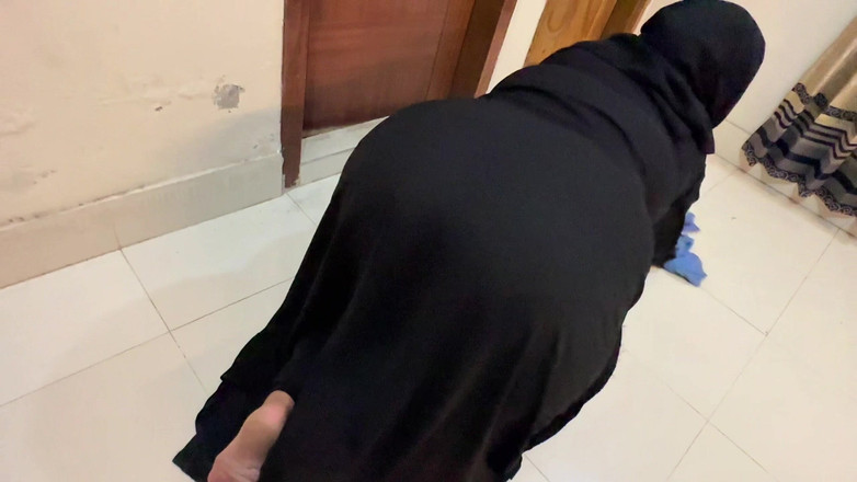 Aria Mia: Árabe empregada gostosa presa quando ela limpa debaixo da cama -...