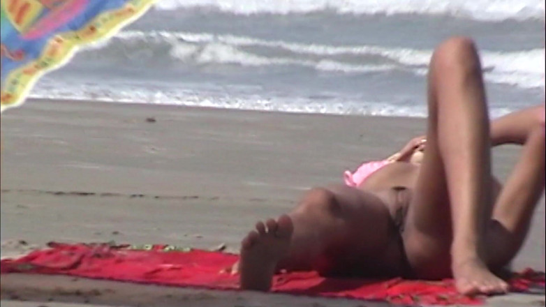 Amateurs videos: Pria cuckold meninggalkan pacarnya berjemur telanjang di pantai