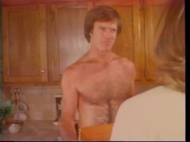 Old Good Porn: 丸いお尻のブロンドのスラットが太い白いペニスにソファで乗っている