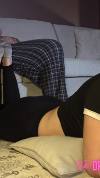 Przypadkowy footjob Delilah - (dreamgirls w skarpetkach)