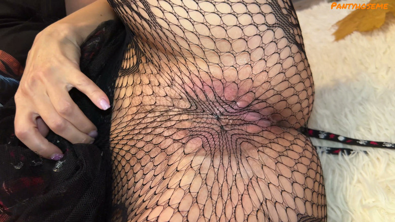 Pantyhose me porn videos: कामुक सुनहरे बालों वाली Devil Foxy love अपनी काली फिशेट पेंटीहोज को चीरती है और हैलोवीन पर उसकी चूत चोदती है