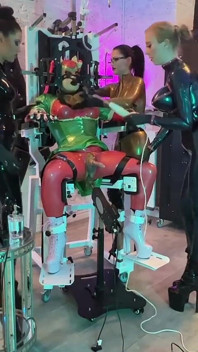 Sissy si cewek malang lagi asik muasin memeknya