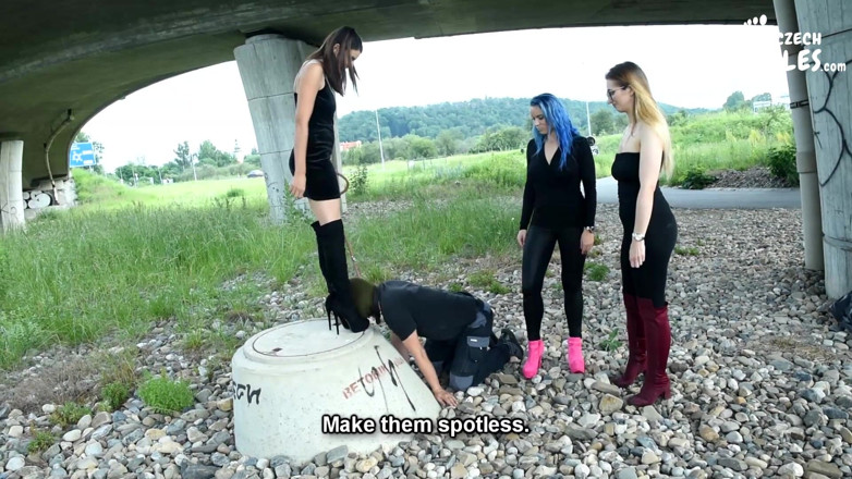 Czech Soles - foot fetish content: 彼女の2人の友人と足の奴隷を歩く