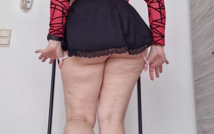 Tina Angel: Camminando sul tapis roulant in minigonna con e senza mutandine