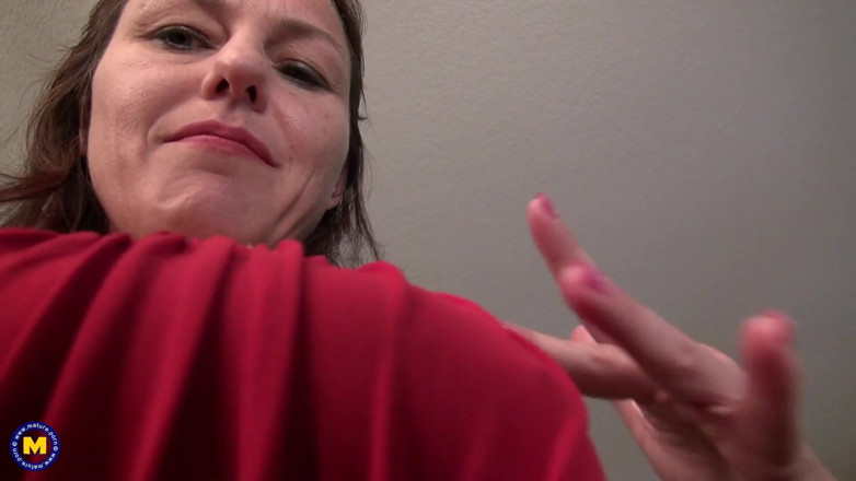 Mature Solo NL: Hairy mature brunette is pleasuring her wet pussy