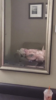 Hij betrapte haar milf op masterberen op de bank, gaat hij kijken?