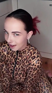 Mi sditalino la mia figa bagnata in una tuta attillata leopardata!