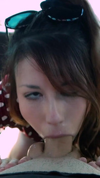Bancheta din spate face sex oral adânc în gât, în plină zi