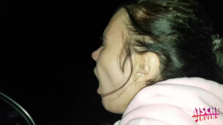 Aische Pervers: Une MILF allemande à forte poitrine se fait baiser et pisse...