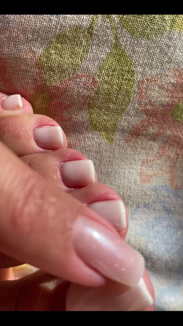 KiffaFeet: Potřebuji vám ukázat moje perfektní francouzské nehty tak Closeeeeee, protože...