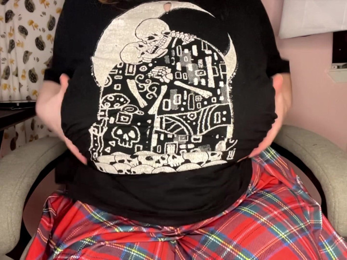 Mushroombitchx: Škádlení s obrovskými prsy