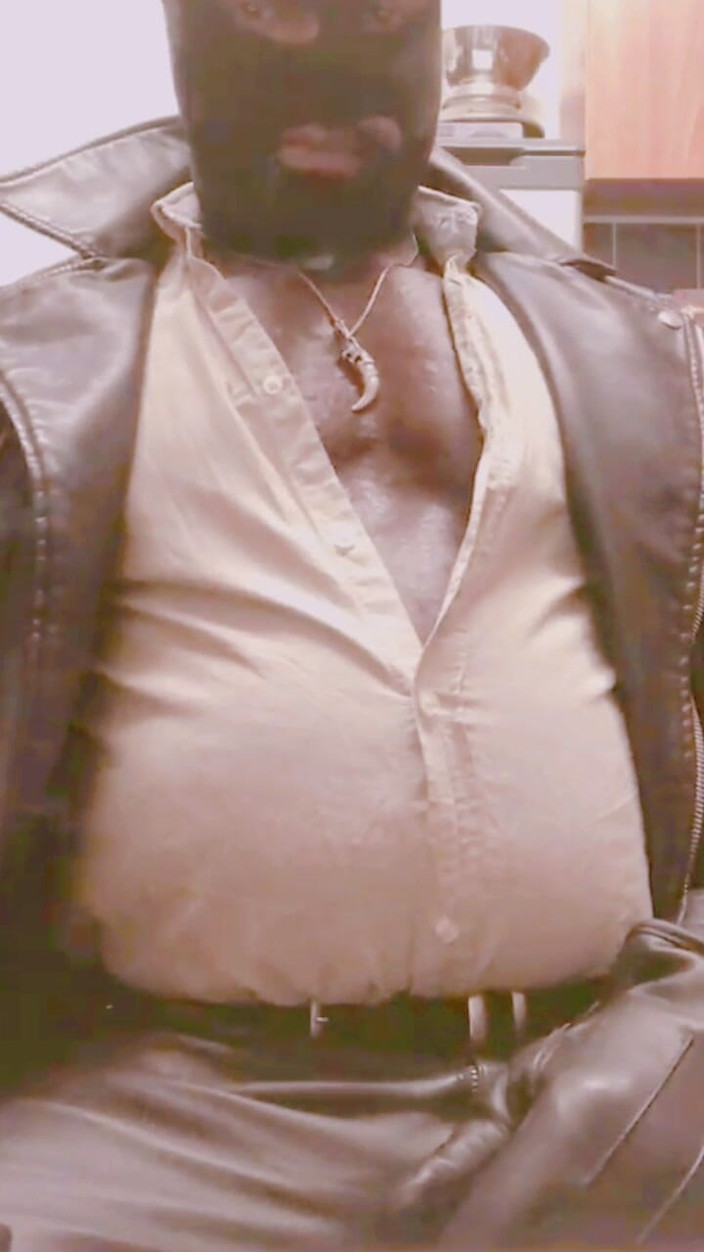 Black smoking muscle stepdad: Игра с раздутым животом в коже в маске с обнаженными сосками