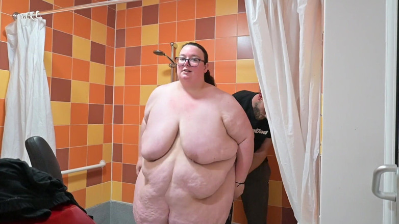 SSBBW Hunter: 쪼이는 수영복을 입은 SSBBW