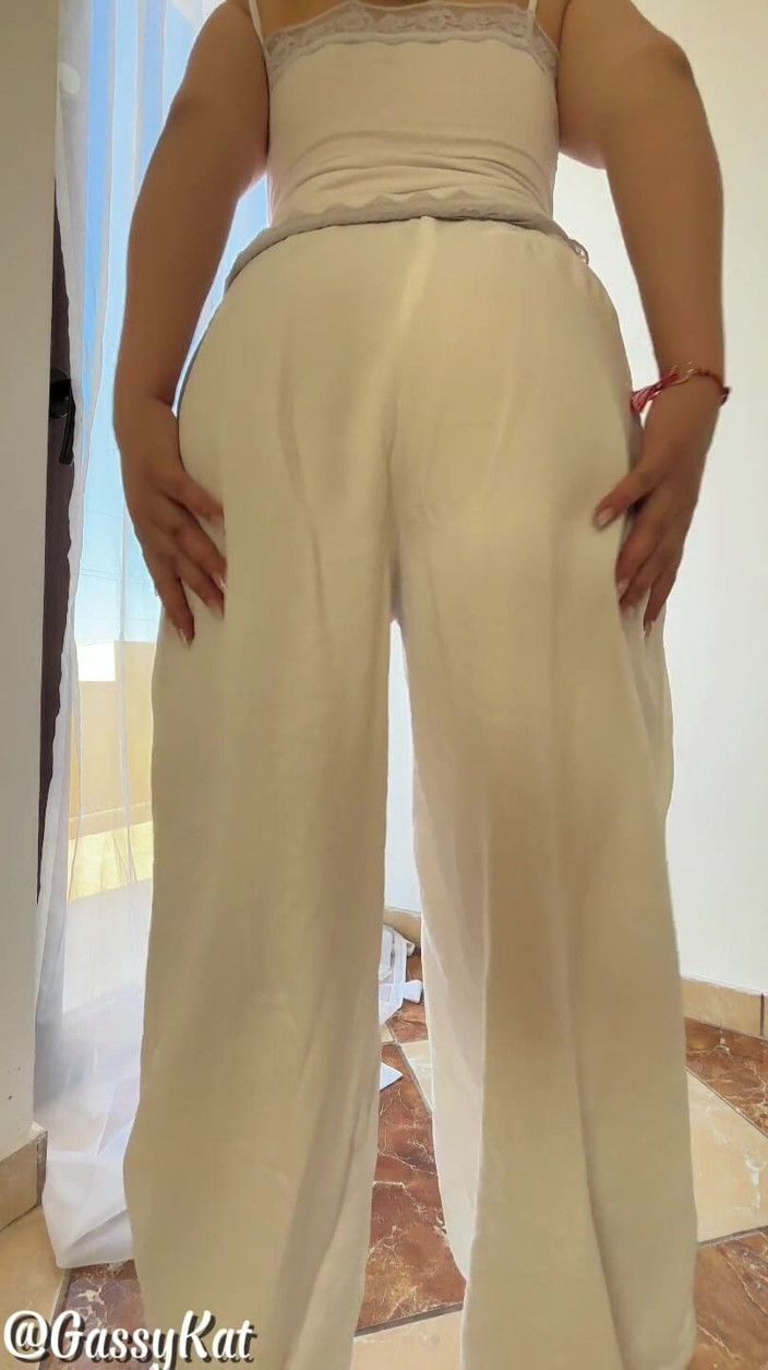 GassyKat: Quần trắng xì hơi