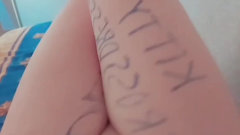 Kitty_Cross: Juckande Shemale hemma Första delen kommer ut i andra delen