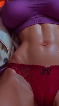 Danza sexy con grandi tette e mutandine con figa a cammello