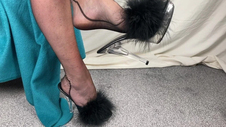 Mr MF: Mrs Mature Feet Giving You All a Very Sexy Shoe...