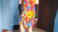 Kitty_Cross: Süße hebt rock leicht in sanfter brise