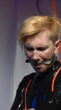 Nicky latexpuppe geknebelt und abgeseilt