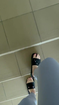 Pov: âm thanh của flip-flops khi đi bộ trong quần legging màu xám