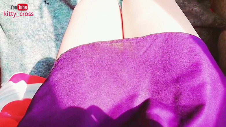 Kitty_Cross: 我是一个穿着迷你裙和我白色美丽身体的可爱