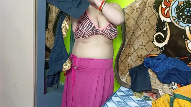 Manjushukla: Piękny Bhabhi ubrany w żółty sari