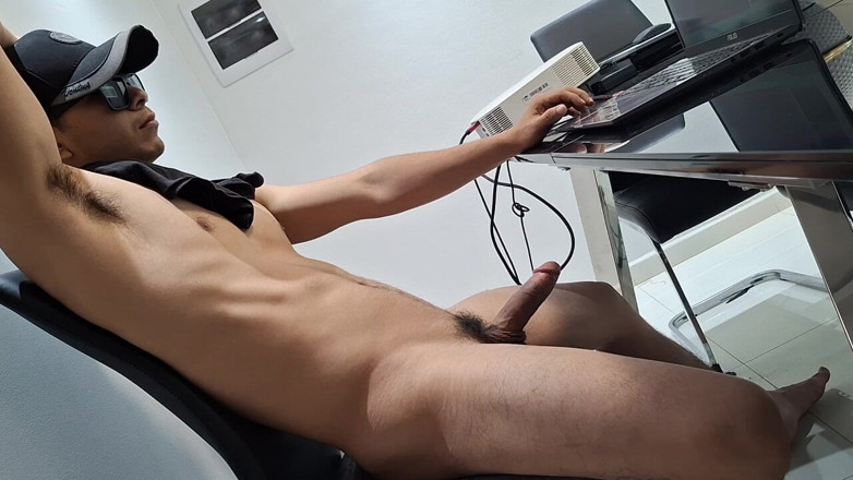 Bare skin man: Mendapatkan blowjob sambil bekerja, pandangan lain