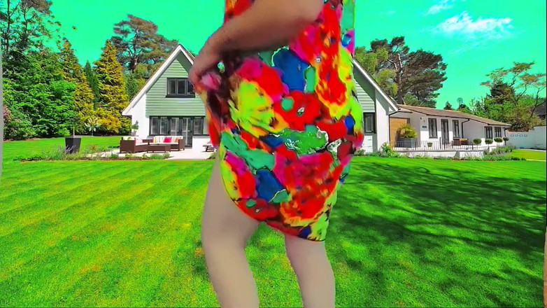 Kitty_Cross: Sladká Shemale procházka zahradou v letním vánku