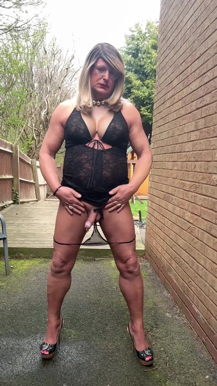 Kellycd2022: Sexy Crossdresser Kellycd2022 em Vestido de Renda Preta e Saltos