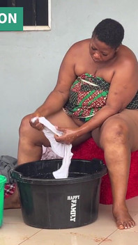 Afrikanische mama Multitasks an einem sonntagmorgen
