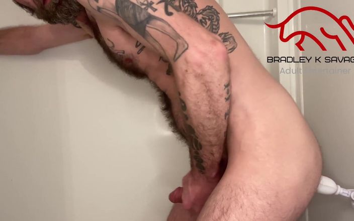 Bradley K Savage: Papa neukt zichzelf met een elektrische dildo onder de douche