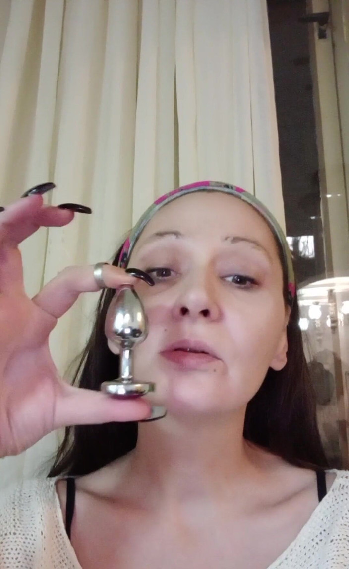 Dominatrix Redsonyja: Rasanya ini dari semua lubangku, ada yang harus kamu jilat...