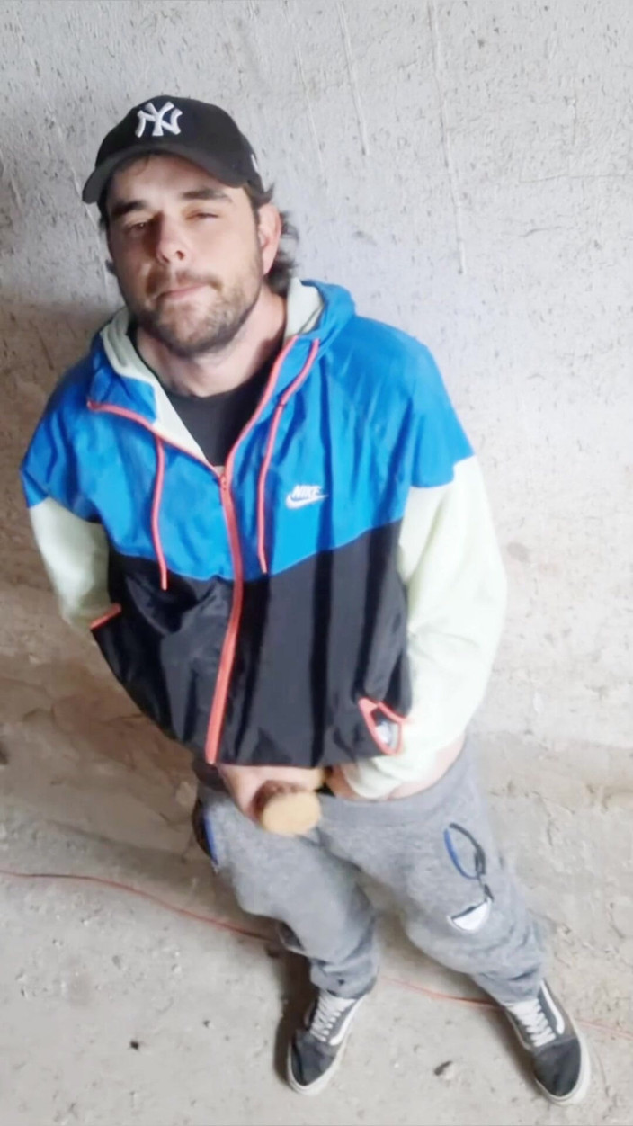 jerkofflover: У покинутій будівлі, куди я йду мастурбувати