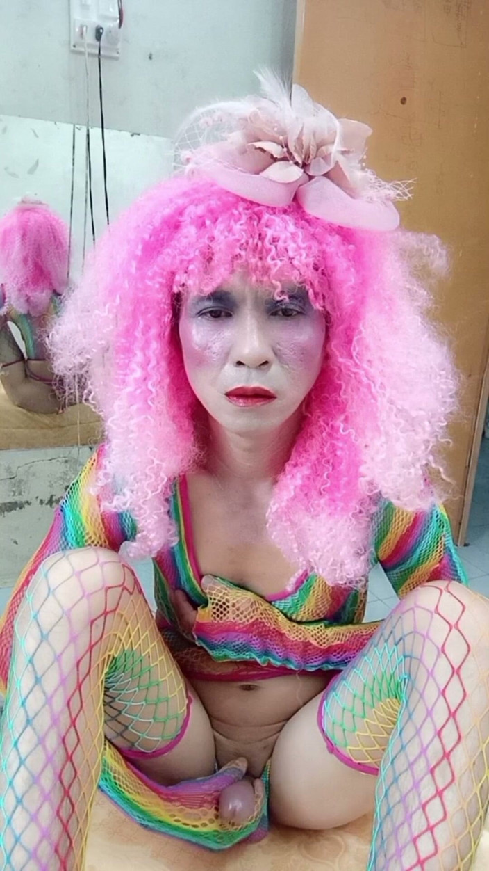 nguyen dang thien tri: Transgender Le Wears Sexy Clothes and Plays Cups of Sex