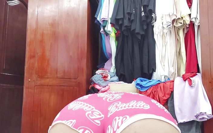 Katrina4deluxe: Ibu tiri panas menukar pakaian di hadapan kamera
