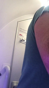 Enorme Piscio in Aereo Dopo Averlo Tenuto per Quattro Ore!