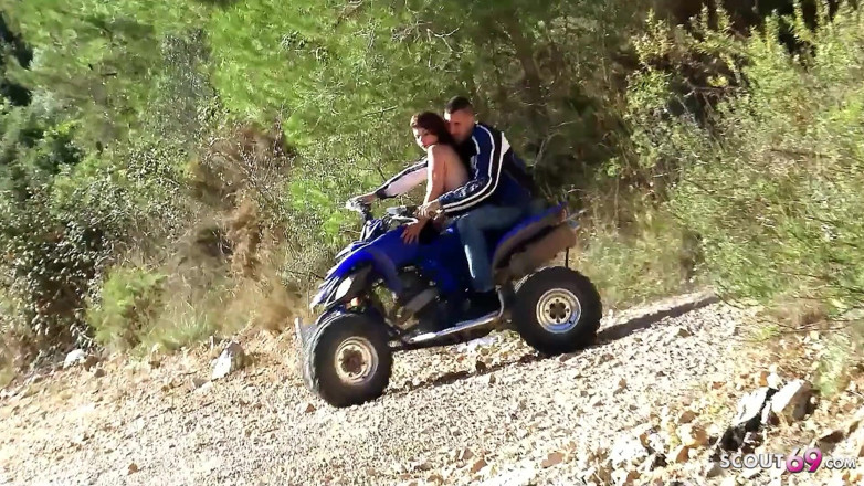Full porn collection: Il ragazzo motociclista scopa l'arrapata sorellastra kimmy all'aperto