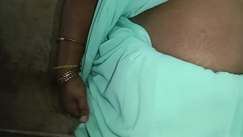 Tamil Anti Uma: 나는 이모의 집에 가서 그녀가 사리 를 묶고 있고 매우 아름다운 것을 보았다. 그런 다음 우리는 그녀의 가슴을 잡고 키스를 공유했다.