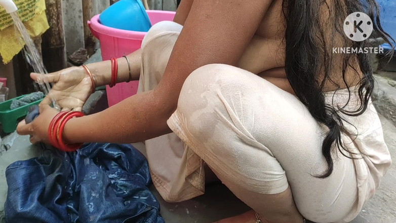Anita yadav: Indische hausfrau beim baden nackt gezeigt