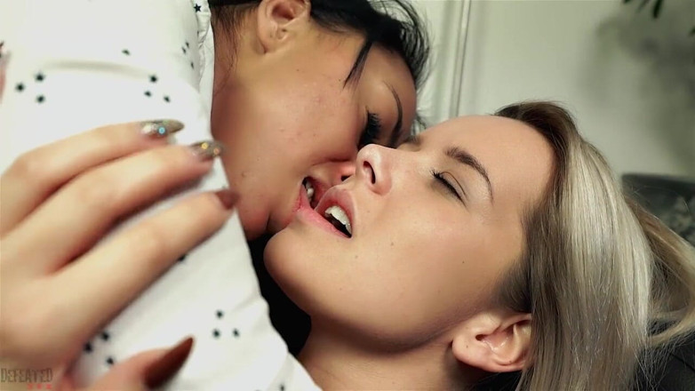 Foot Fetish Center: Sexig blondie och het brunett - Fotfetisch och fitta slickar
